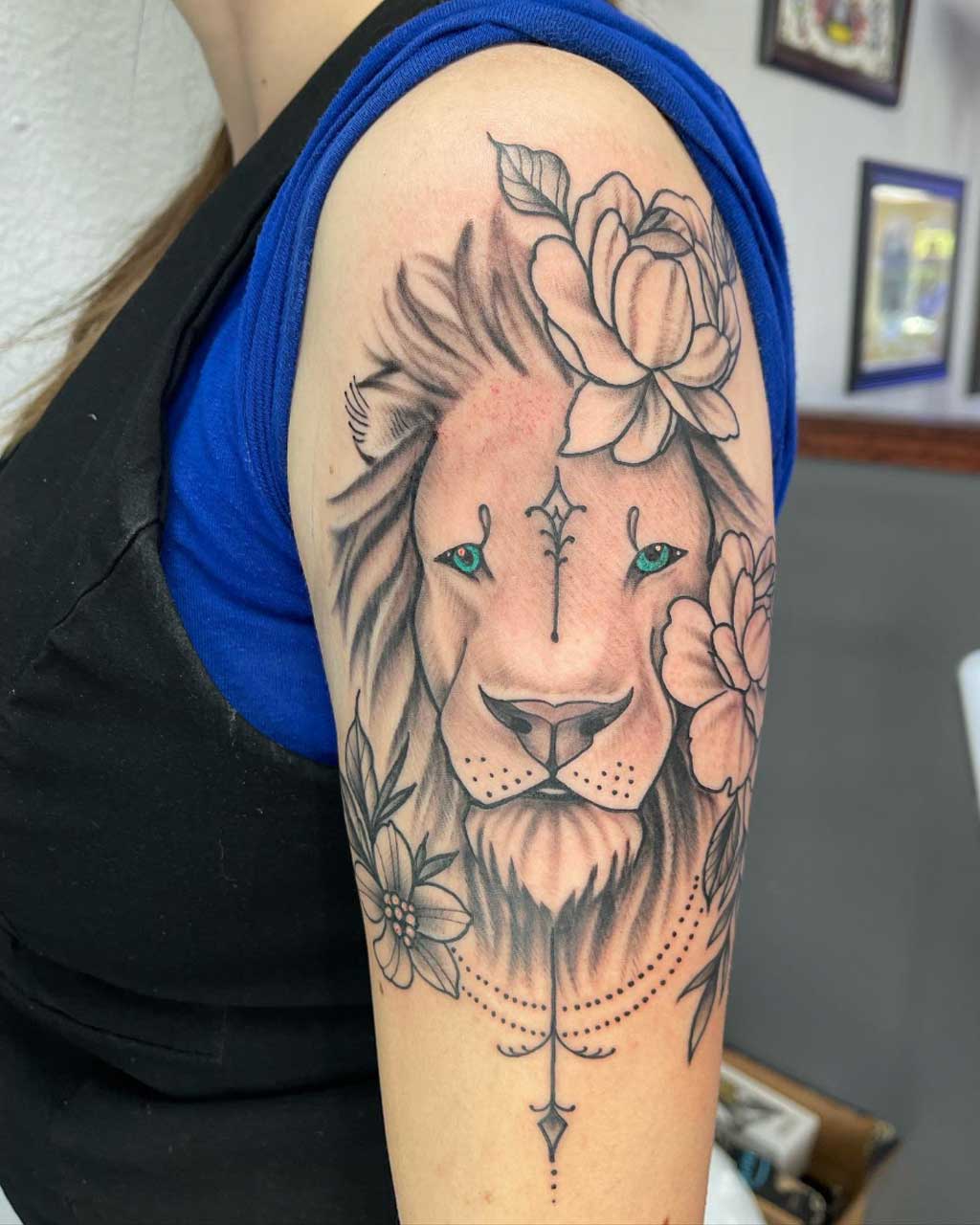 Tatuaje de hombro de león