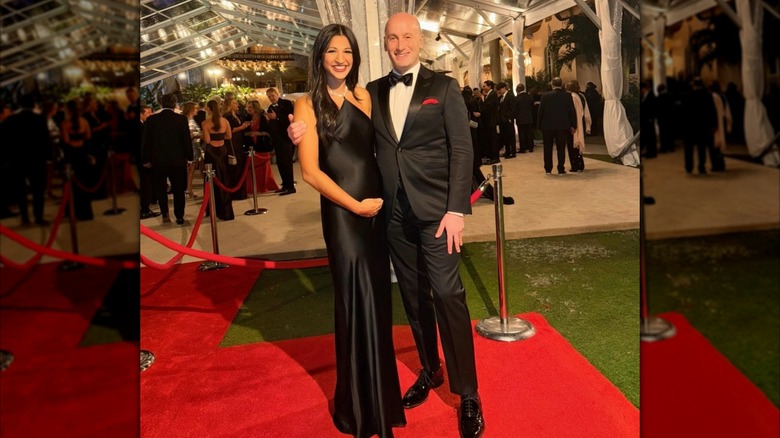 Katie y Stephen Miller vestidos de negro
