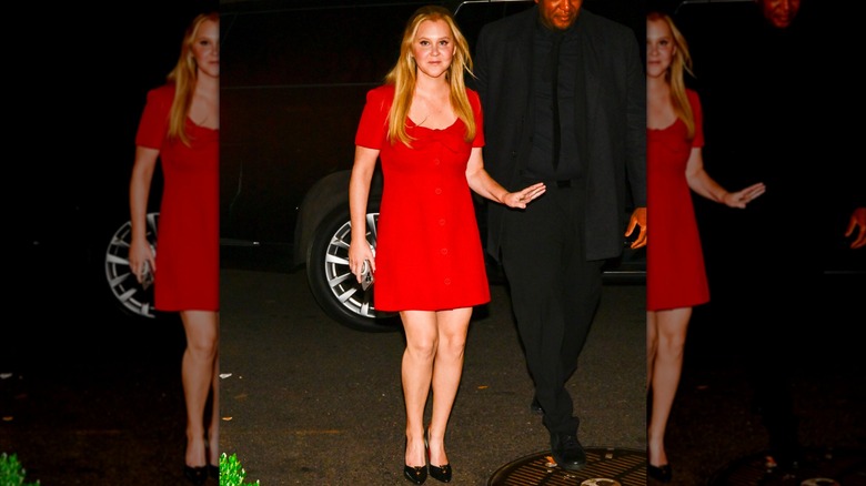 Amy Schumer con un vestido rojo