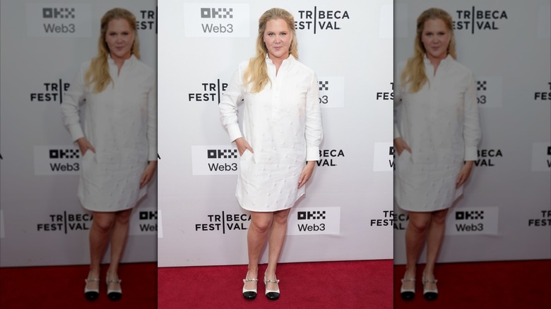Amy Schumer con una camisa blanca