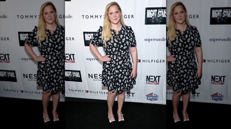 Amy Schumer con un vestido de flores