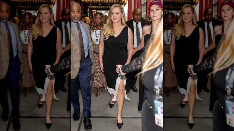 Amy Schumer con un vestido negro