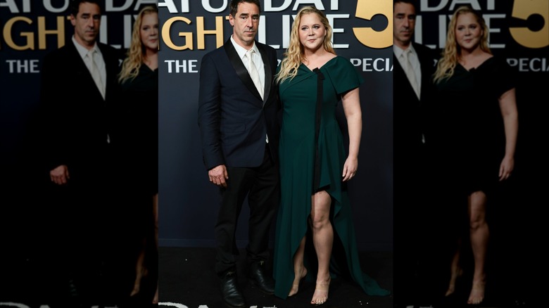 Amy Schumer y Chris Fischer en el especial SNL 50
