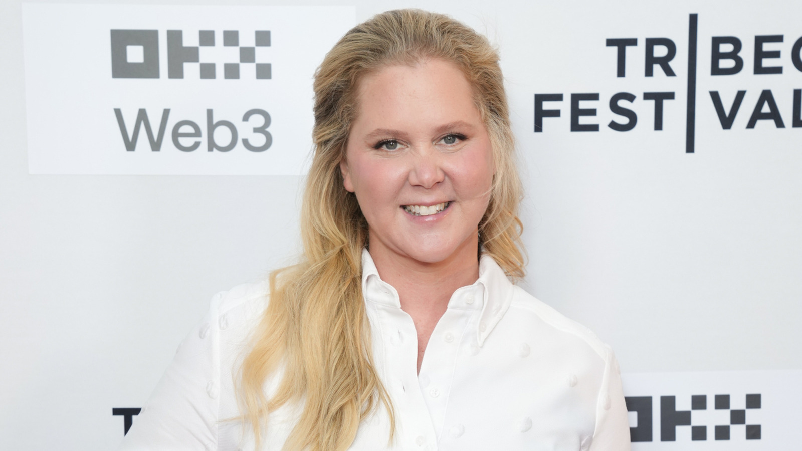 Amy Schumer no oculta sus impresionantes piernas después de perder peso