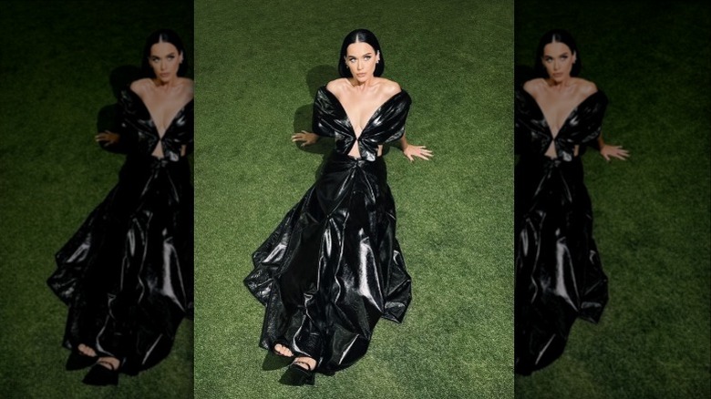 Katy Perry con un vestido negro brillante