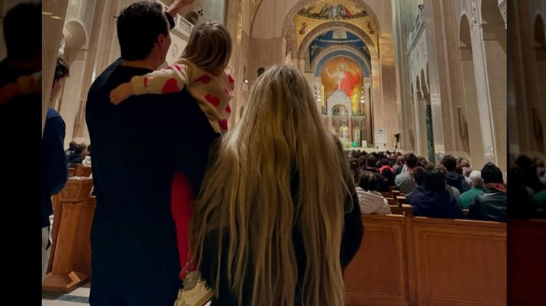 Erika Kirk visita una iglesia con su familia