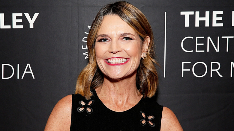 Savannah Guthrie con lápiz labial rojo