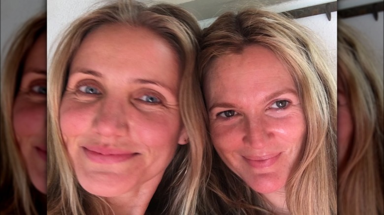 Drew Barrymore y Cameron Diaz sonriendo sin maquillaje