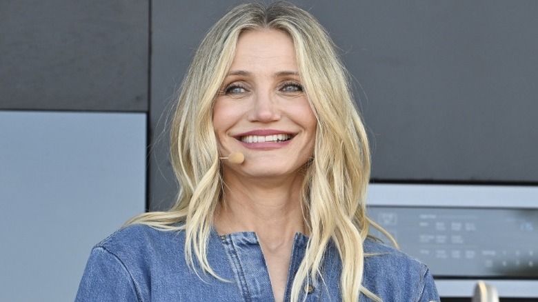 Cameron Diaz sonríe ante la multitud mientras habla de su marca de vino orgánico.