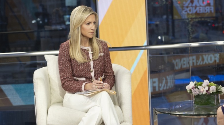 Ainsley Earhardt entrevista a un invitado en Fox & Friends
