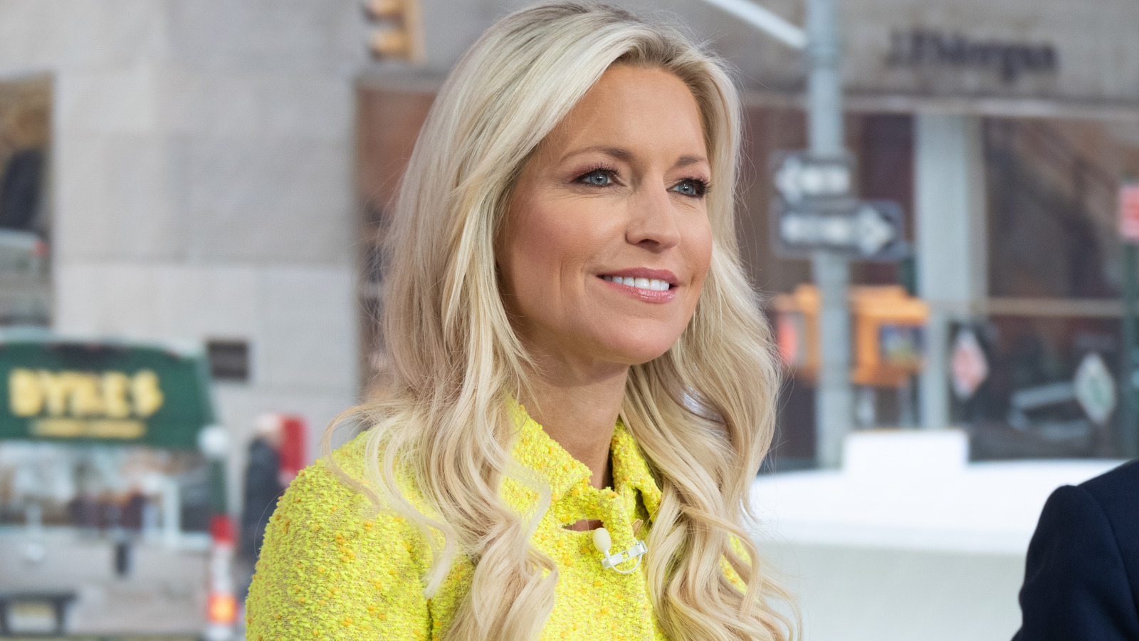 El atuendo inapropiado de Ainsley Earhardt mientras promocionaba un libro para niños siempre la perseguirá