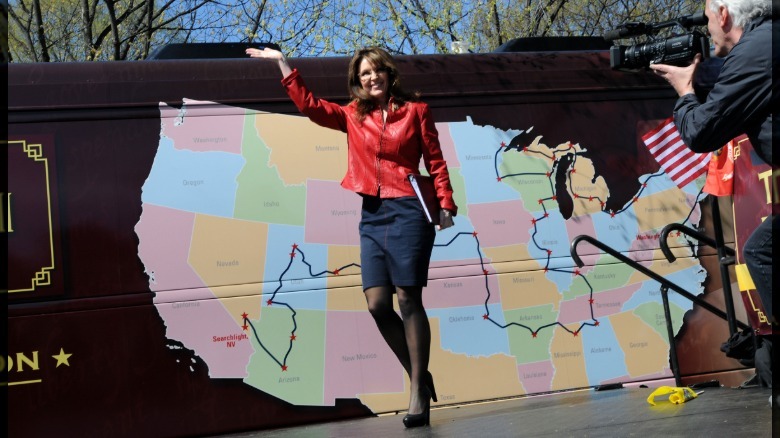Sarah Palin saluda desde el escenario con una chaqueta de cuero