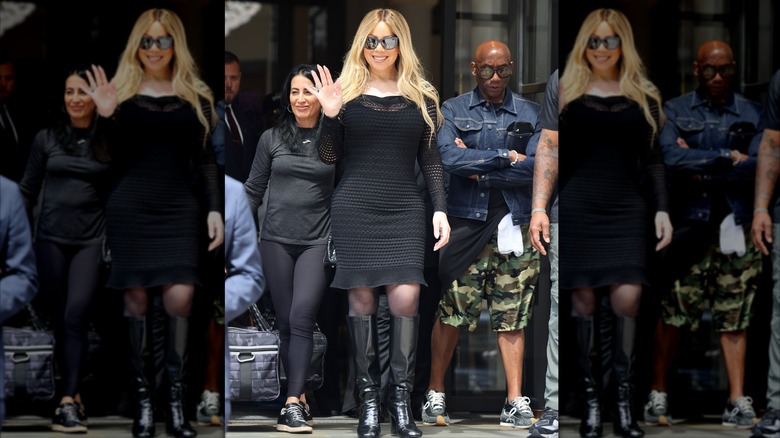 Mariah Carey con un vestido negro de punto