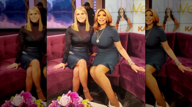 Cheryl Hines y Wendy Williams posando en el sofá