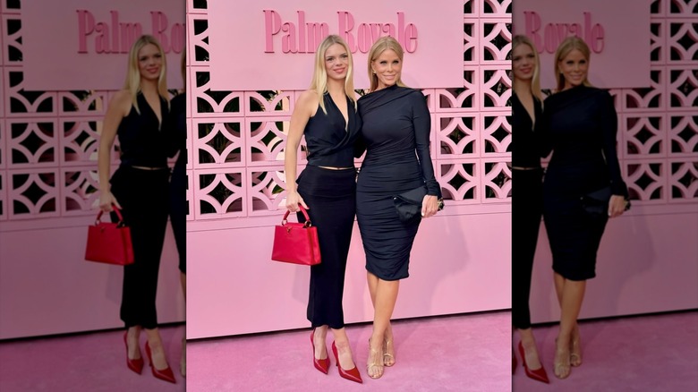 Cheryl Hines posando en la alfombra roja con un vestido negro