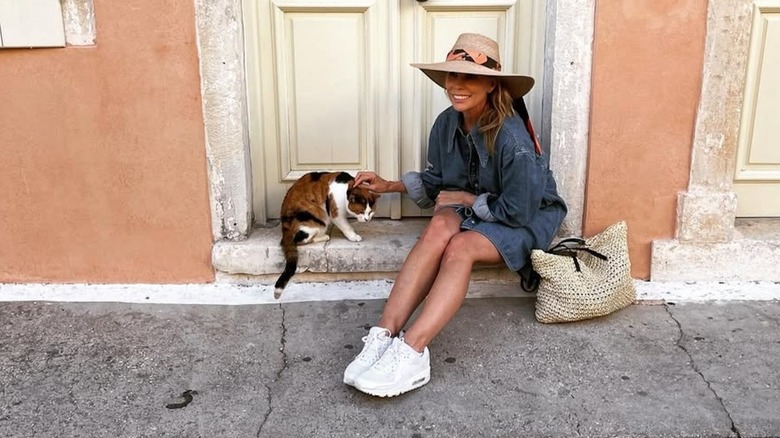 Cheryl Hines posando en Grecia con un vestido vaquero
