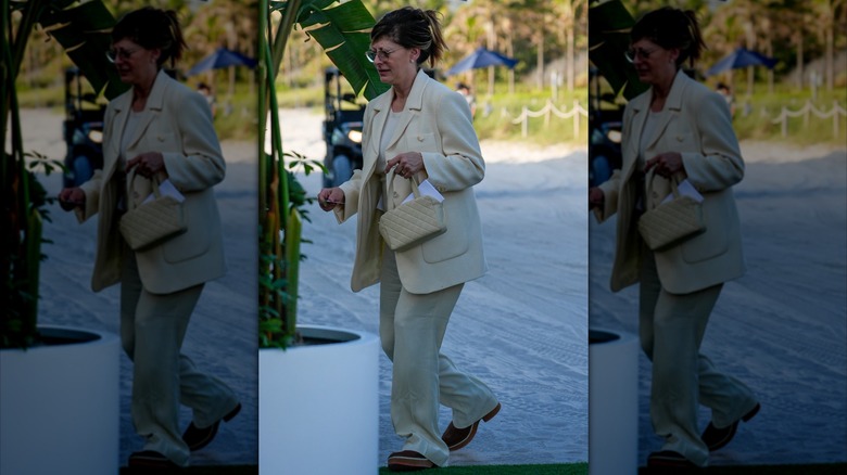 María Bartiromo con traje color crema