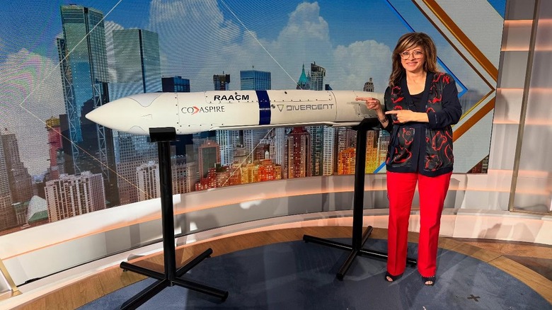 María Bartiromo con pantalón rojo