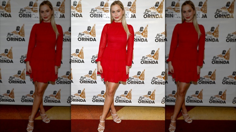 Natasha Bure con vestido rojo en 2021