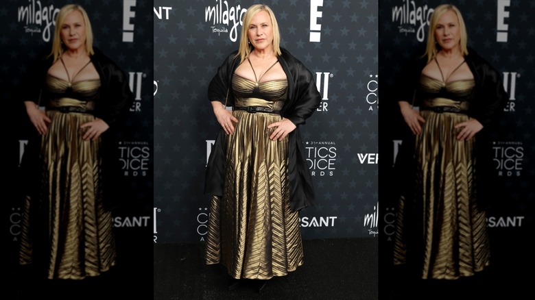 Patricia Arquette posando para fotos con los brazos en jarras