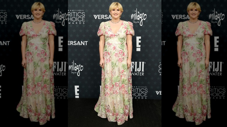 Jillian Bell sonríe para las fotos en los Critics Choice Awards