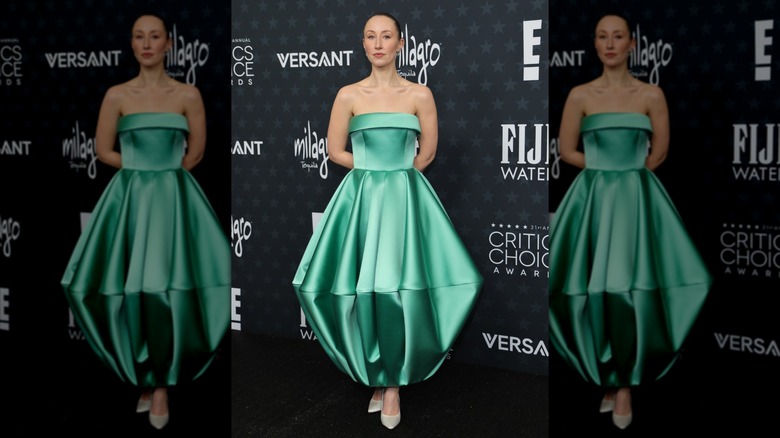 Erin Doherty posa en la alfombra roja