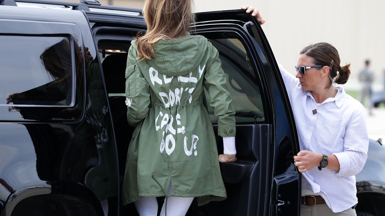 Melania Trump con una chaqueta con el mensaje 