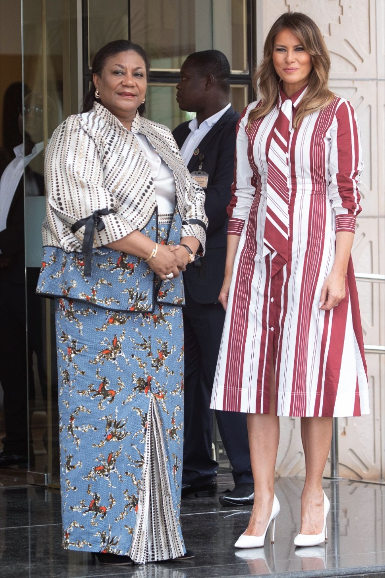 La primera dama de Estados Unidos, Melania Trump, con un vestido de diseñador de 2.000 dólares y tacones, posa con la primera dama de Ghana, Rebecca Akufo-Addo, mientras visitan un hospital africano.