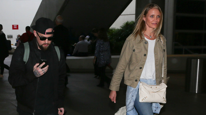 Cameron Diaz y Benji Madden caminando en LAX. el 31 de agosto de 2015