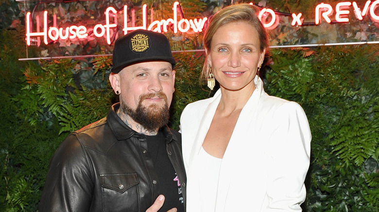 Benji Madden y Cameron Diaz posando para una foto en House of Harlow 1960 x REVOLVE