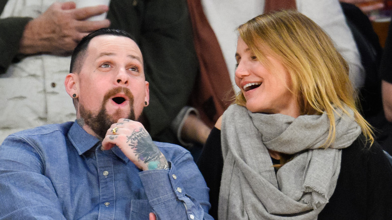 Benji Madden y Cameron Diaz asistiendo a un partido de baloncesto