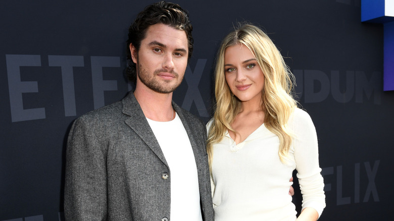 Chase Stokes y Kelsea Ballerini están uno al lado del otro en una alfombra roja