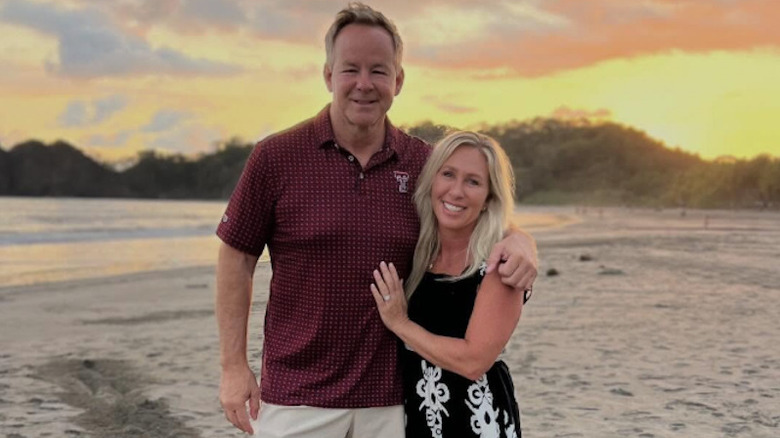 Marjorie Taylor Greene y Brian Glenn posan juntos en una playa al atardecer