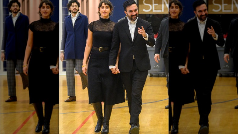 Rama Duwaji con un vestido negro y saliendo del centro de votación