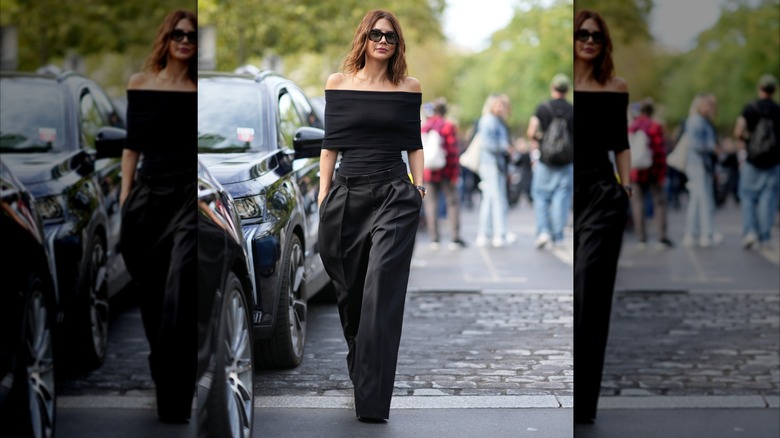 Una mujer con un traje ajustado completamente negro.