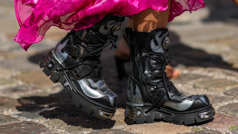 Una mujer con botas de motociclista pesadas y gruesas.