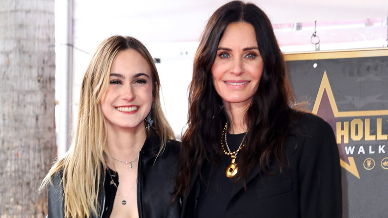 Coco Arquette y Courtney Cox sonriendo
