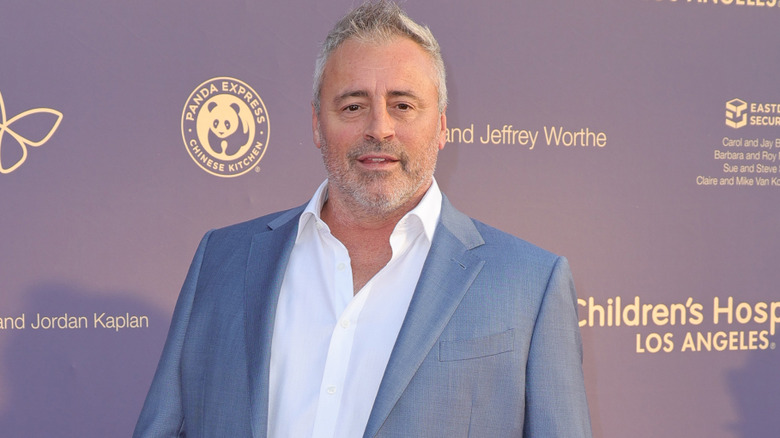 Matt LeBlanc con un traje gris