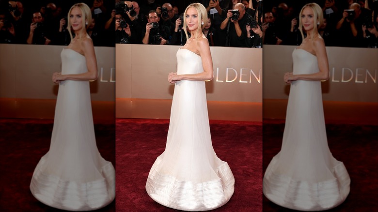 Brittany Snow posa mientras camina por la alfombra roja de los Globos de Oro
