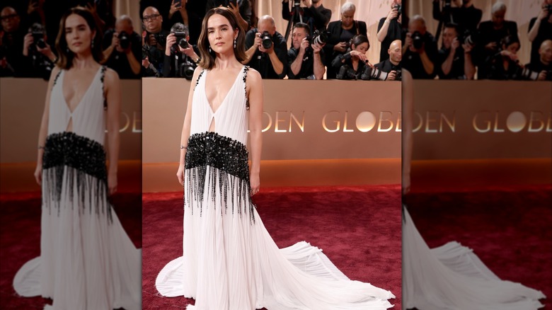 Zoey Deutch posa para las fotos en los Globos de Oro