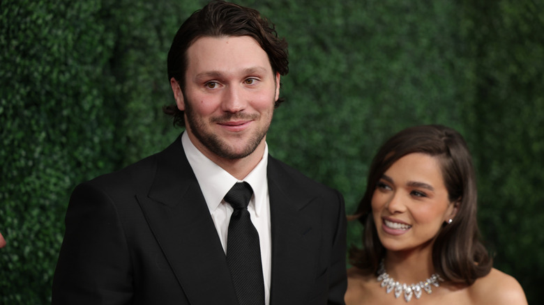 Hailee Steinfeld y Josh Allen en 2025