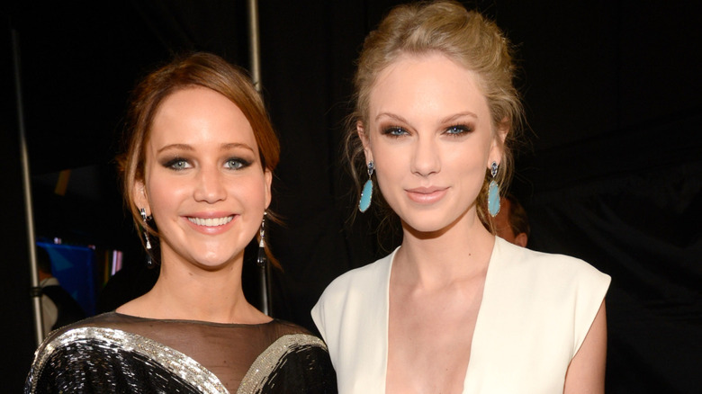Jennifer Lawrence y Taylor Swift posaron juntas durante los People's Choice Awards 2013 en el Nokia Theatre LA Live el 9 de enero de 2013 en Los Ángeles, California (2013)