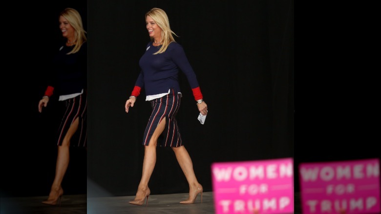 Pam Bondi con falda con abertura alta en un evento de 2016 para Donald Trump