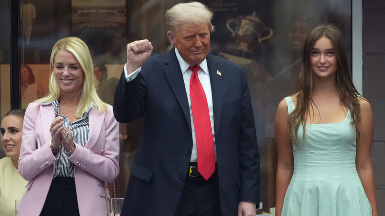 Pam Bondi luciendo un outfit poco favorecedor mientras aplaude a Donald Trump