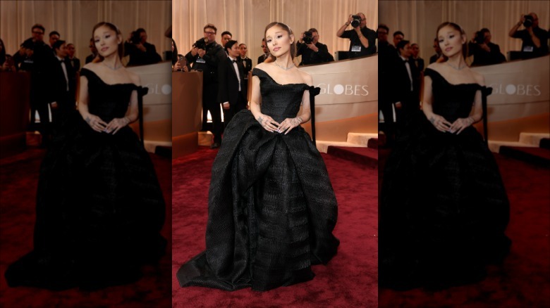 Ariana Grande posando con un vestido negro