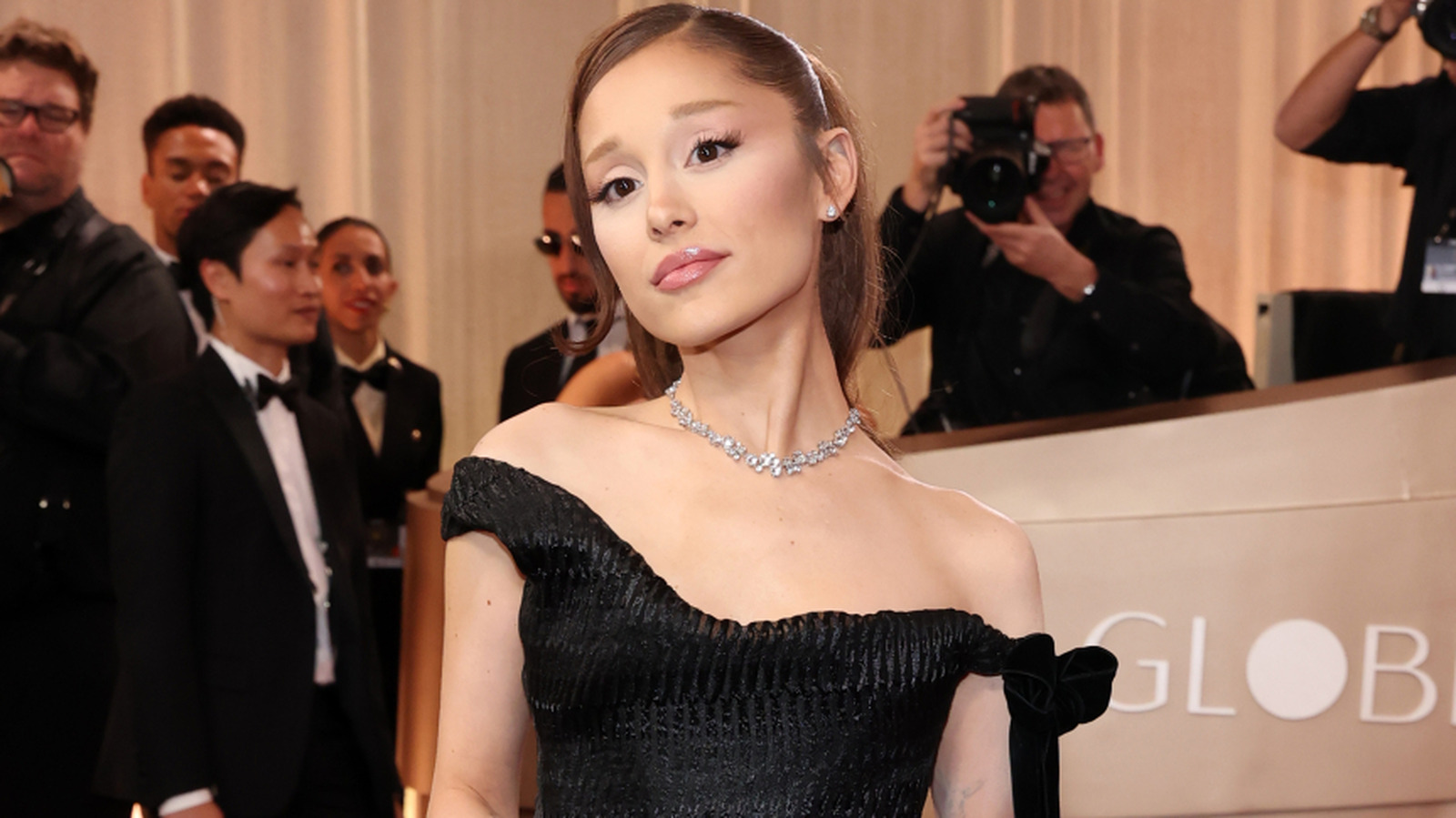 El vestido de Ariana Grande en los Globos de Oro 2026 tiene más significado del que parece