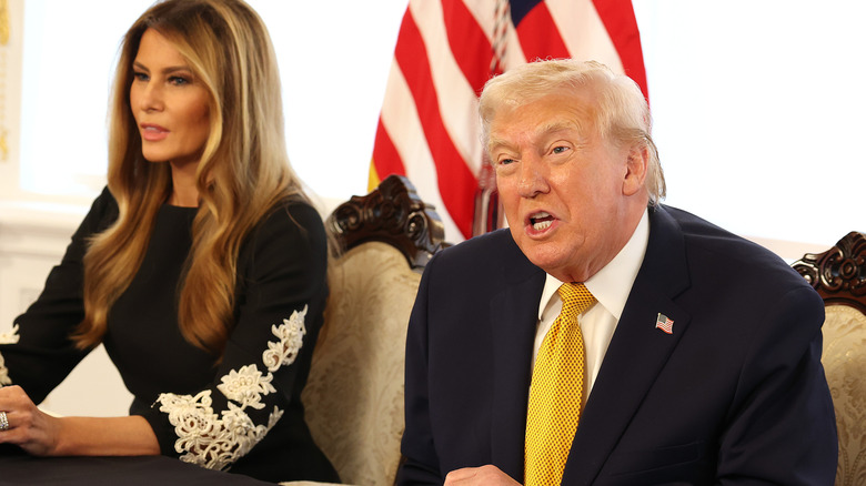 Donald Trump y Melania Trump compartiendo un abrazo