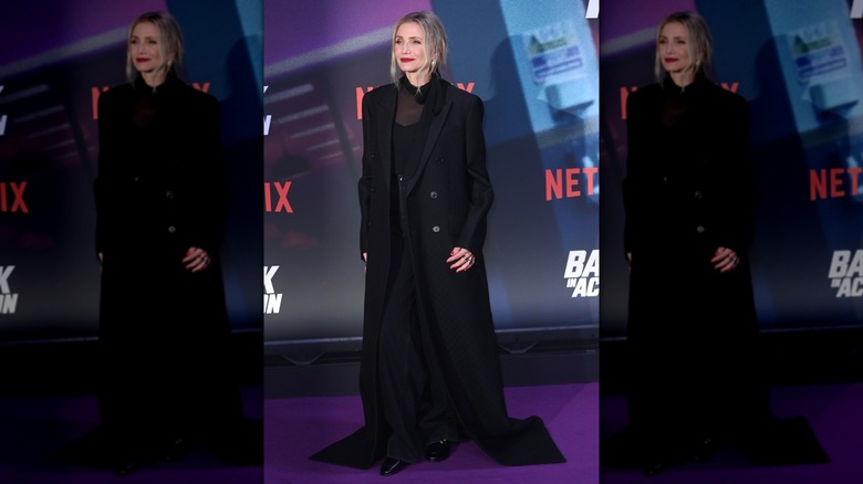 Cameron Diaz con un look completamente negro con lápiz labial rojo