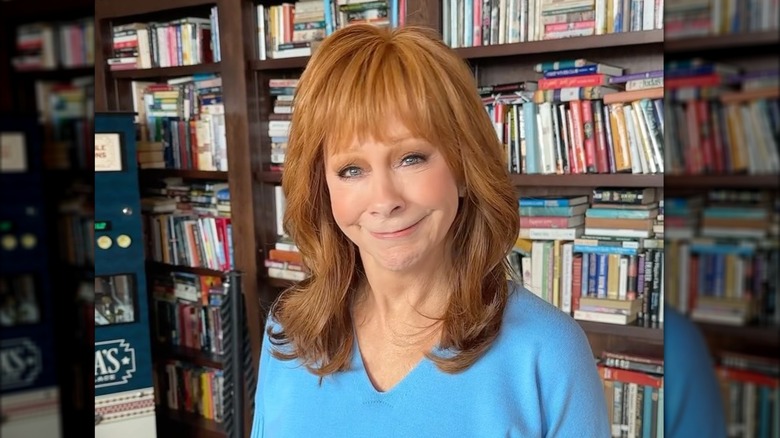Reba McEntire con maquillaje mal hecho sonriendo durante una reunión en casa de Reba