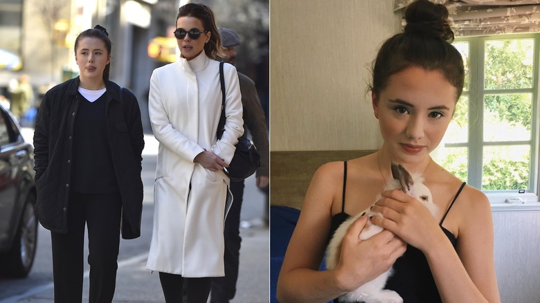 Lily Mo Sheen con un conjunto blanco y negro y una camiseta sin mangas negra